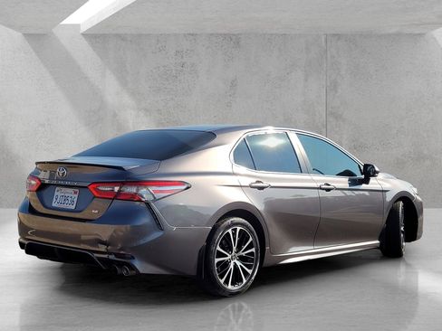 Used 2018 Toyota Camry LE image 4