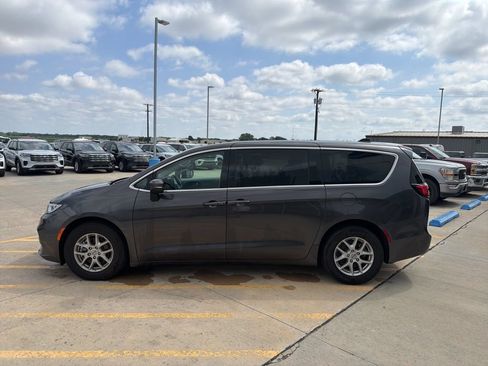 Used 2023 Chrysler Pacifica Touring-L FWD image 4