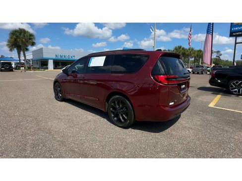 Used 2023 Chrysler Pacifica Limited w/ Uconnect Theater Family Group FWD image 4