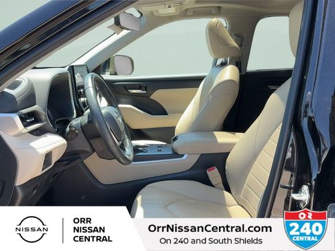 Used 2023 Toyota Highlander XLE AWD/4WD image 18