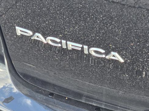 Used 2024 Chrysler Pacifica Touring-L FWD image 5