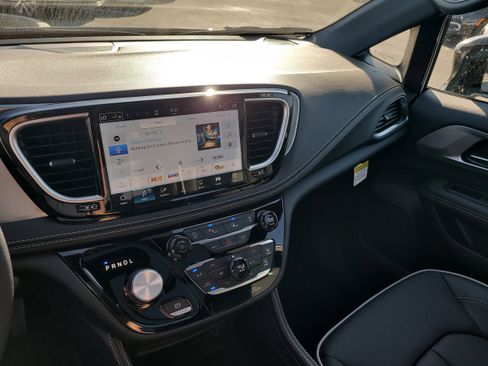 New 2026 Chrysler Pacifica Limited w/ S Appearance Package image 18