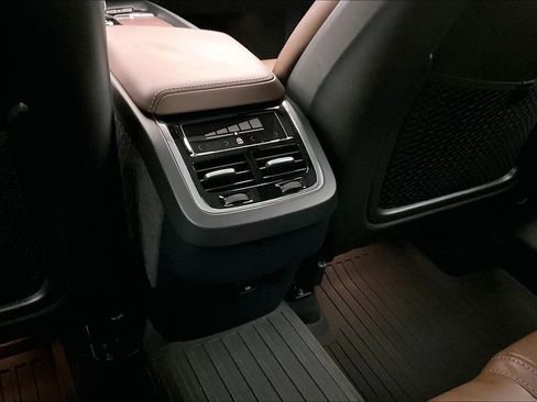 Certified 2023 Volvo XC60 B5 Ultimate w/ Protection Package Premier image 32