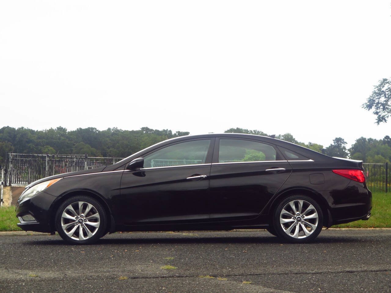 Used 2013 Hyundai Sonata SE FWD image 2