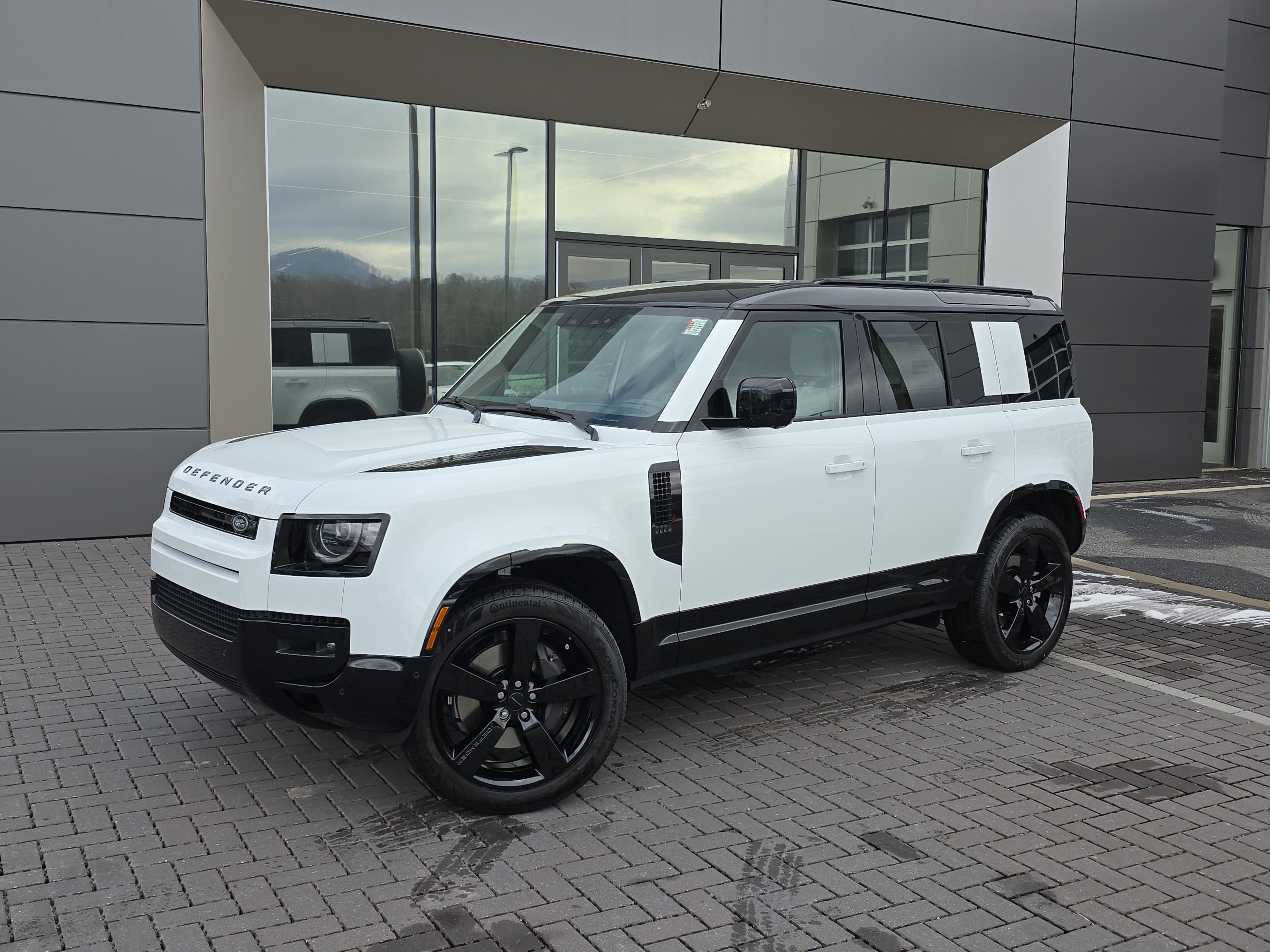 Certified 2026 Land Rover Defender 110 X-Dynamic SE AWD/4WD image 1