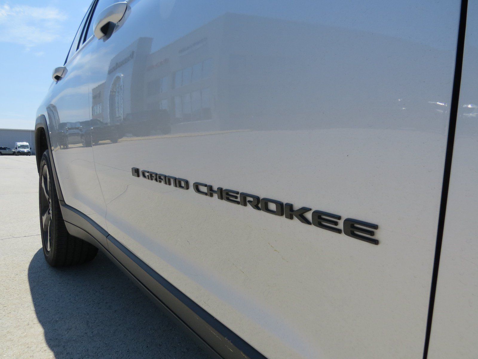 Used 2024 Jeep Grand Cherokee Altitude AWD/4WD image 11