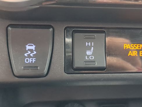Used 2019 Toyota RAV4 XLE w/ Convenience Package FWD image 21