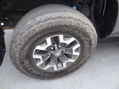 Used 2023 Toyota Tacoma TRD Off-Road w/ Technology Package AWD/4WD image 13