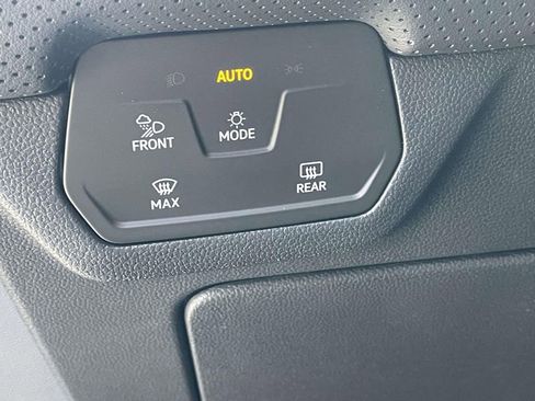 Certified 2025 Volkswagen Atlas Cross Sport SE FWD image 17