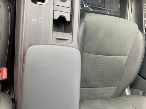 Used 2024 Nissan Ariya AWD image 23