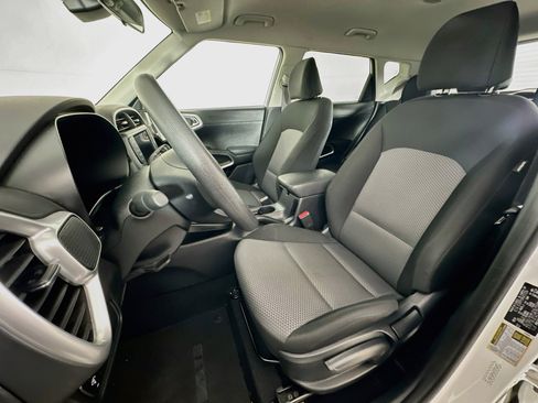 Used 2025 Kia Soul LX w/ LX Technology Package FWD image 13
