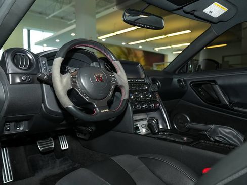 Used 2016 Nissan GT-R Premium AWD/4WD image 2