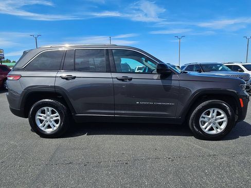 Used 2024 Jeep Grand Cherokee Laredo AWD/4WD image 2