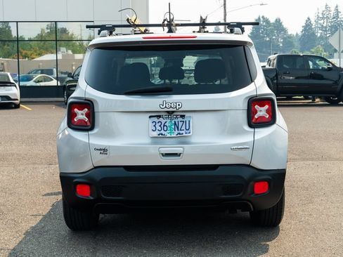 Used 2018 Jeep Renegade Latitude FWD image 5