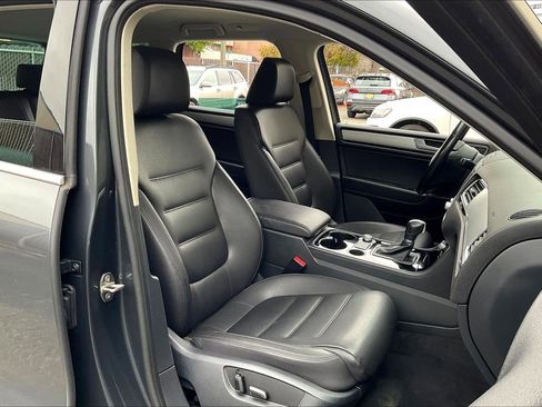 Used 2016 Volkswagen Touareg Sport image 6