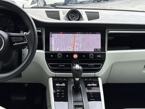 Used 2023 Porsche Macan AWD/4WD image 30