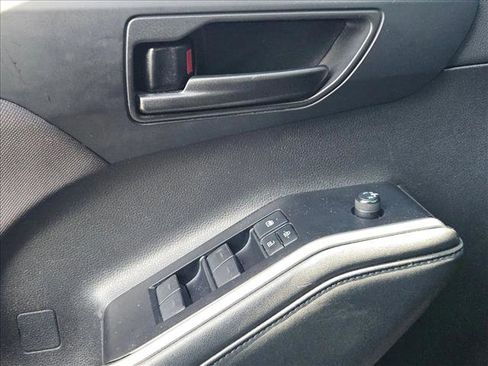 Used 2021 Toyota Highlander LE image 6