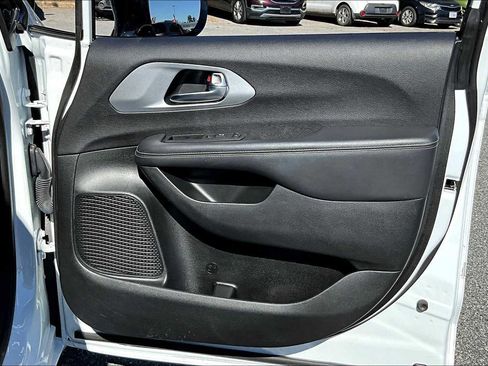 Used 2024 Chrysler Pacifica Limited FWD image 22