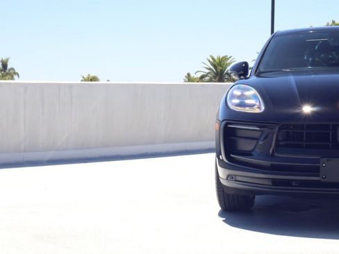 Certified 2024 Porsche Macan AWD/4WD image 12