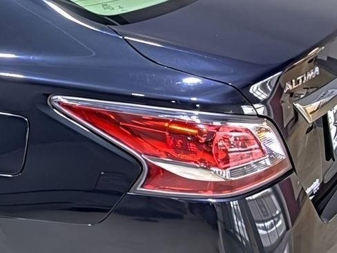 Used 2015 Nissan Altima 2.5 SV w/ Convenience Package image 10