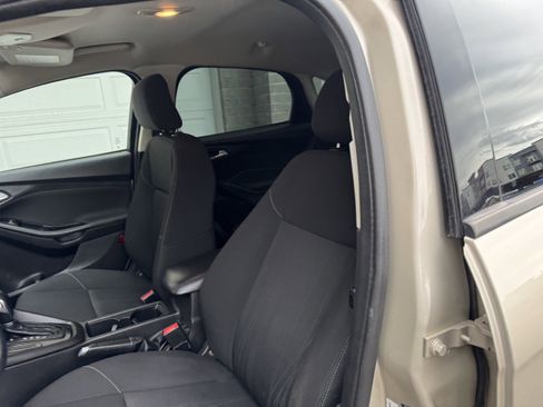 Used 2018 Ford Focus SE w/ SE Appearance Package image 9