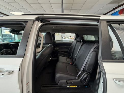 Used 2025 Kia Carnival EX FWD image 29