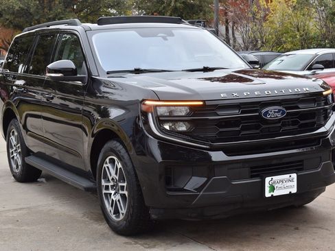 Certified 2025 Ford Expedition Active image 4