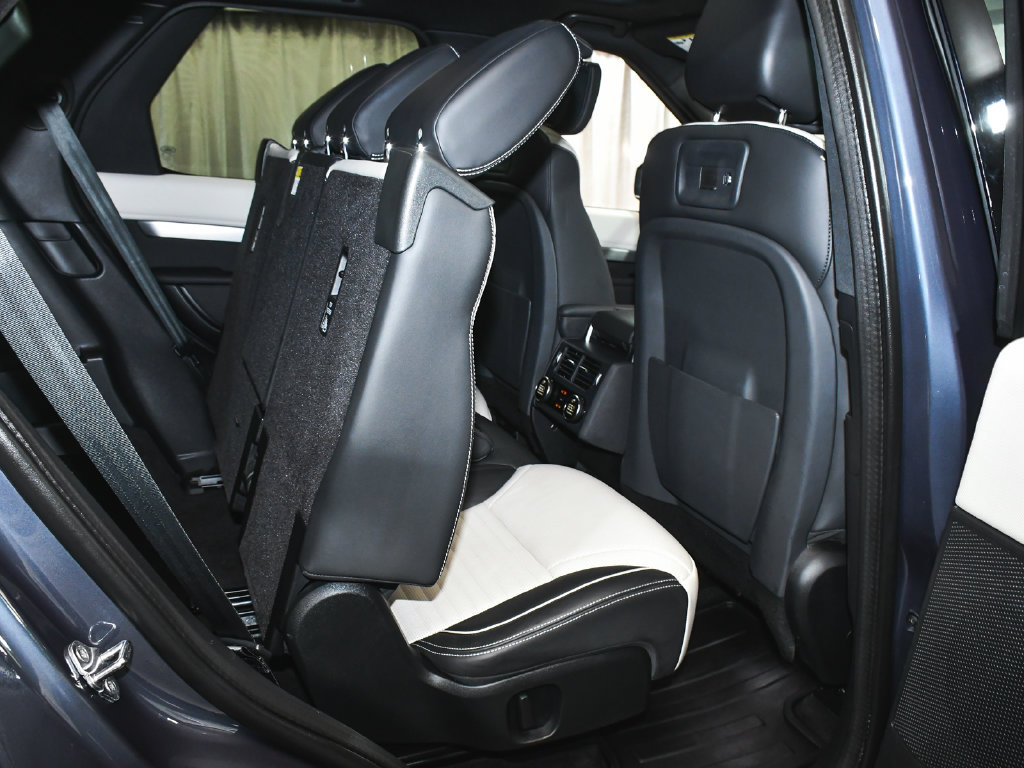 Used 2024 Land Rover Discovery Dynamic SE AWD/4WD image 65