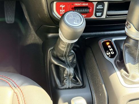 Used 2025 Jeep Wrangler Unlimited Rubicon AWD/4WD image 7