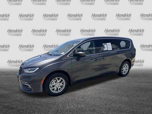 Used 2023 Chrysler Pacifica Touring-L FWD image 5