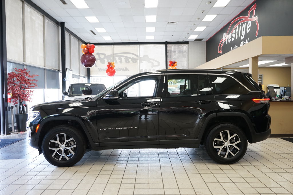 Used 2023 Jeep Grand Cherokee Limited AWD/4WD image 3