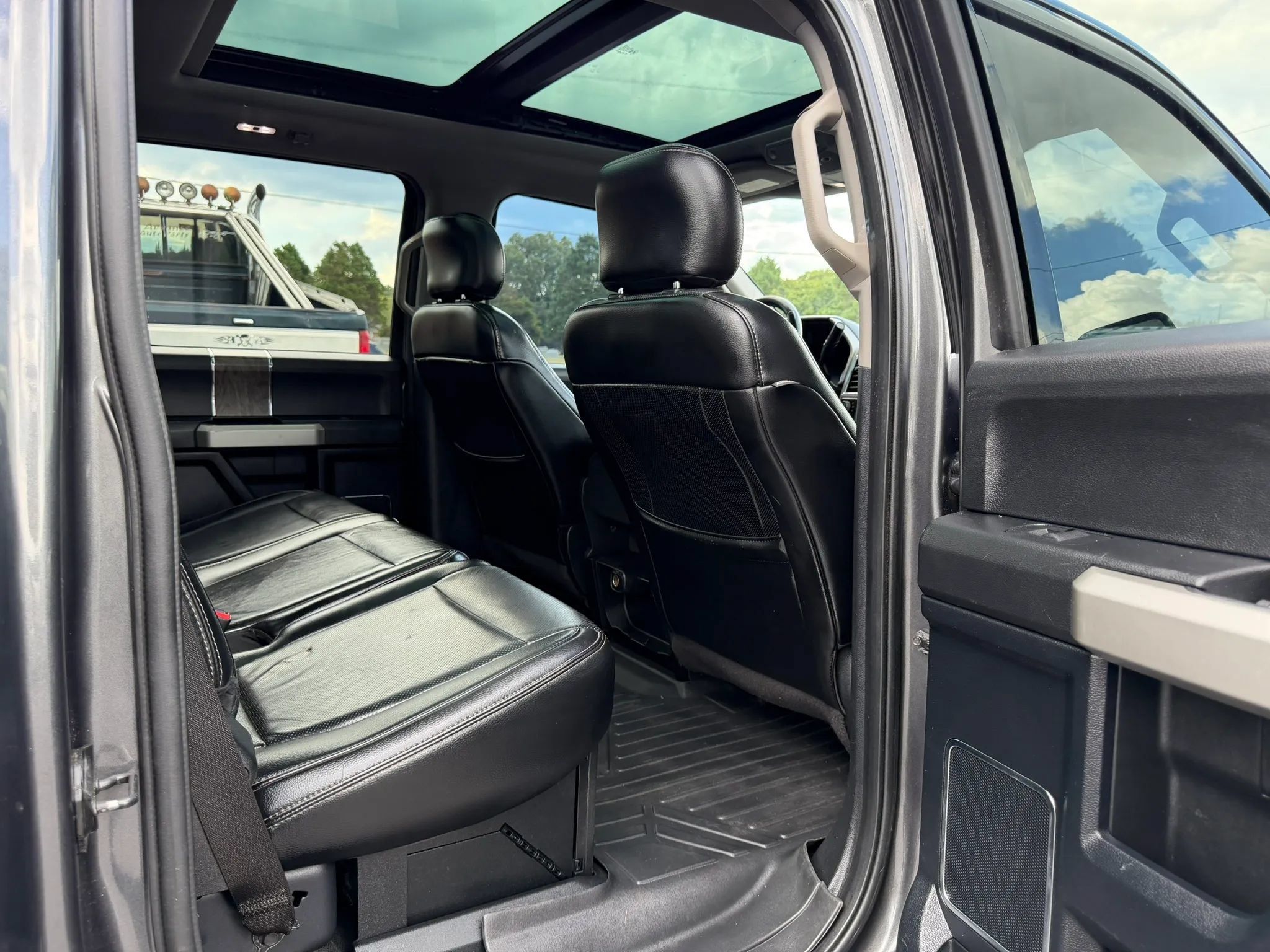 Used 2017 Ford F450 Lariat w/ Lariat Ultimate Package AWD/4WD image 31