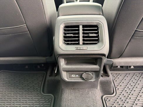 Used 2024 Volkswagen Tiguan SE image 47