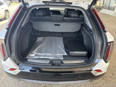 Certified 2025 Cadillac Optiq Luxury 2 w/ LPO, Floor Liner Package AWD/4WD image 26