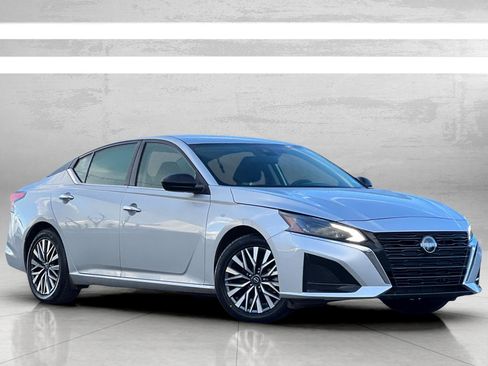 Used 2024 Nissan Altima 2.5 SV image 2