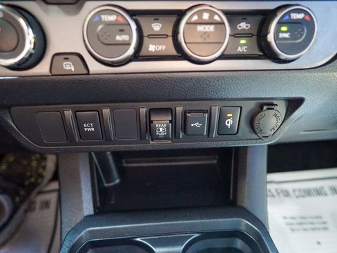 Used 2022 Toyota Tacoma TRD Off-Road image 26