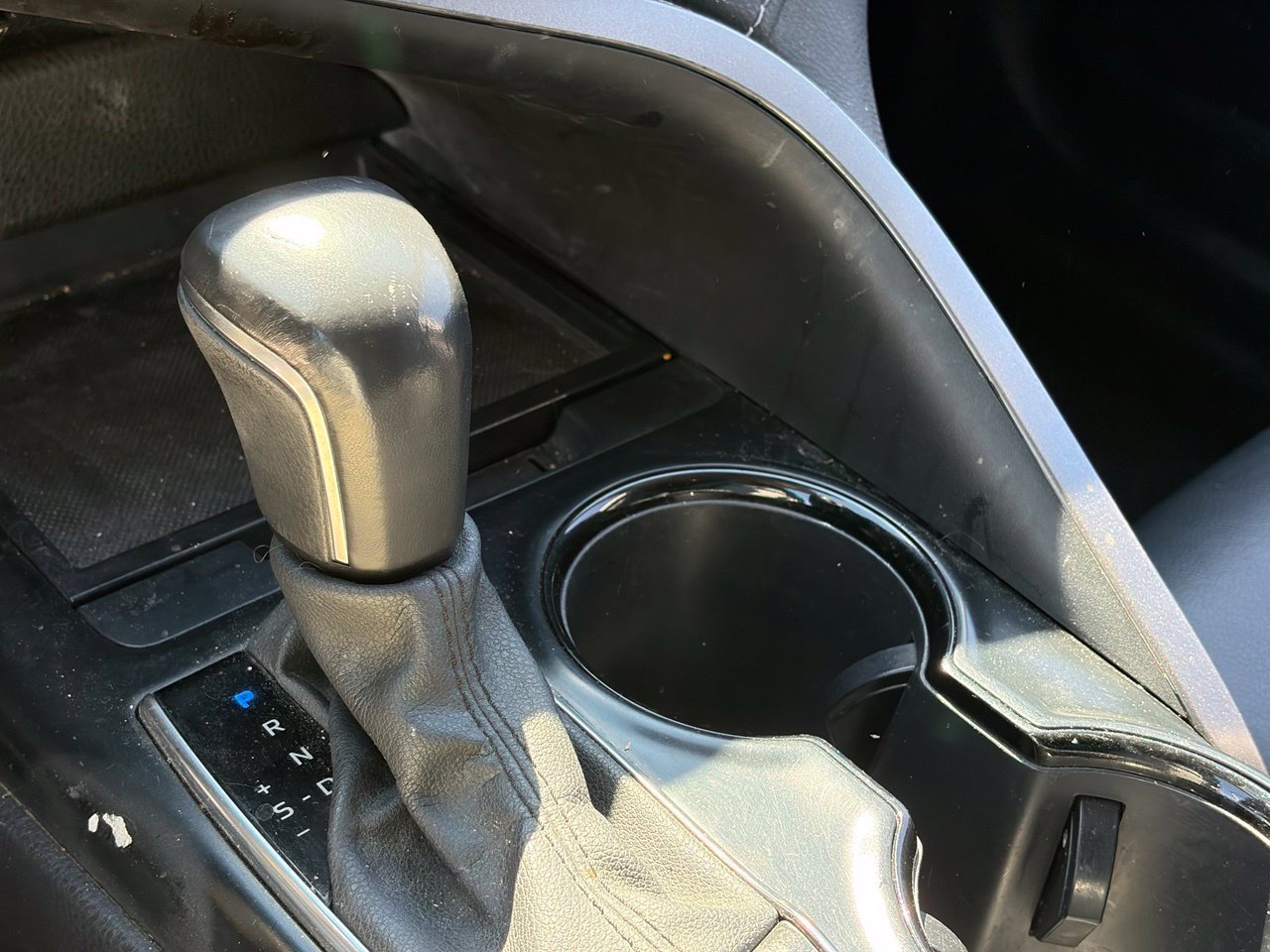 Used 2020 Toyota Camry SE FWD image 6