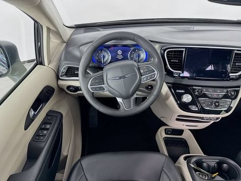 Used 2023 Chrysler Pacifica Touring-L FWD image 22