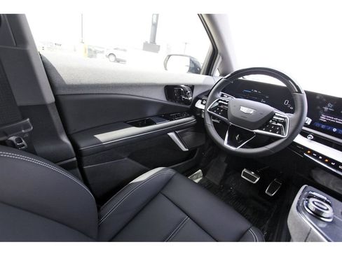 New 2027 Cadillac Optiq Luxury w/ LPO, Floor Liner Package AWD/4WD image 8