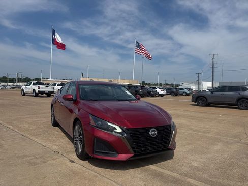 Used 2023 Nissan Altima 2.5 SL FWD image 2