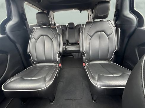 Used 2025 Chrysler Pacifica Limited FWD image 8