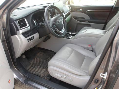 Used 2015 Toyota Highlander Limited w/ Driver Technology Package AWD/4WD image 4