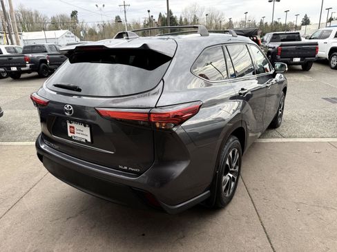 Certified 2020 Toyota Highlander XLE image 6