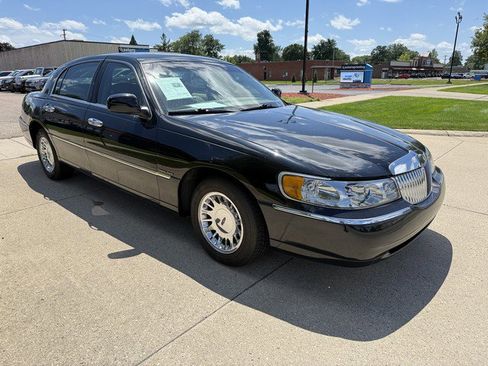Used 2001 Lincoln Town Car Cartier image 3