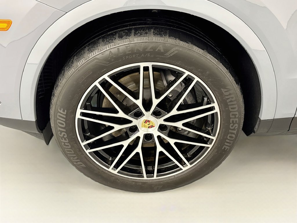 Used 2024 Porsche Cayenne Coupe AWD/4WD image 32