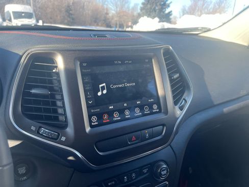 Used 2022 Jeep Cherokee Trailhawk image 6