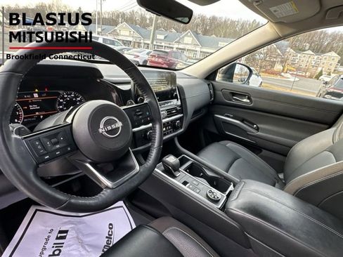 Used 2023 Nissan Pathfinder SL image 11