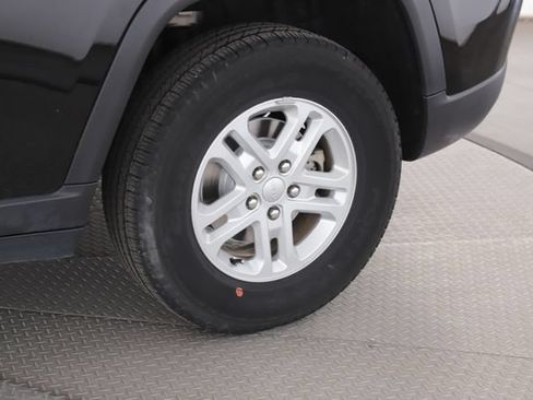 Used 2025 Jeep Grand Cherokee Laredo w/ Trailer Tow Package AWD/4WD image 14