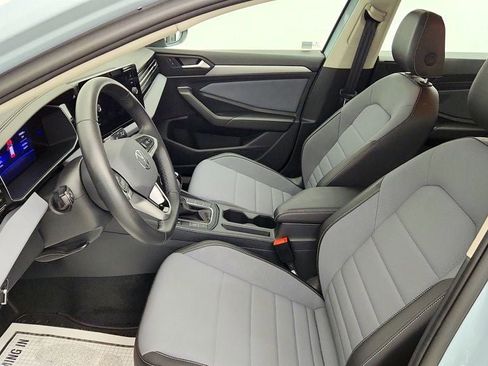 Used 2025 Volkswagen Jetta SE FWD image 19