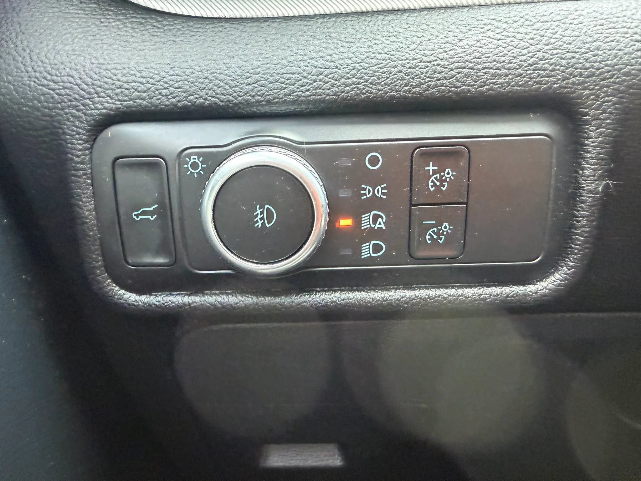 Used 2021 Ford Explorer XLT w/ Equipment Group 202A AWD/4WD image 17